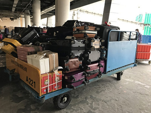 1486626731050093333.jpg 4春運高峰,滿滿的拖斗,裝滿了旅客行李,代表著春運滿滿的祝福與期待。_副本.jpg