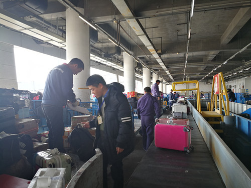 1486627049315075236.jpg 1行李分揀隊長火眼金睛地查看各類行李,一氣呵成,快、狠、準地將行李對號入座。_副本.jpg