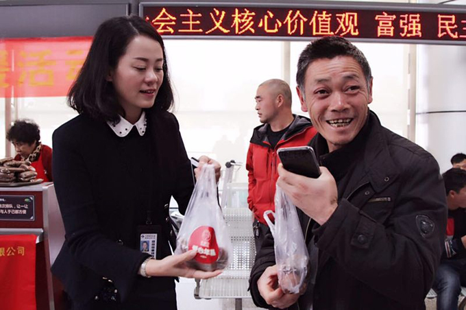 1490343490584043036.jpg 三等獎:情暖回家路(尊易洪雨朦).jpg