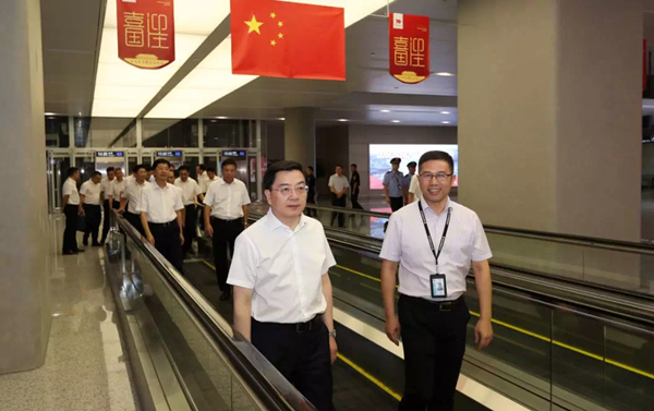 1594526082399081985.png 2019年9月30日, “不忘初心、牢記使命”主題教育期間,陳偉俊書記到溫州機(jī)場調(diào)研考察(劉偉 攝).png
