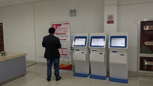 1681873053358008499.jpg 圖2、貨主在提貨大廳查看宣傳易拉寶_副本.jpg