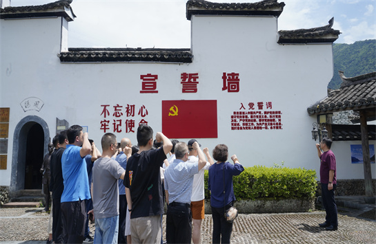 1686810255440007460.jpg 紅色黨建聯(lián)盟成員在宣誓墻前重溫入黨誓詞.jpg