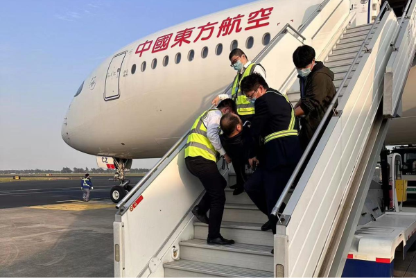 彩虹服務(wù)顯真情，旅客出行更舒心x.png